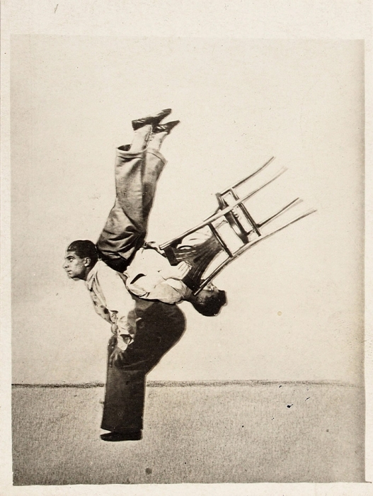 Две фотографии: Акробатический этюд со стулом. [1930-е].