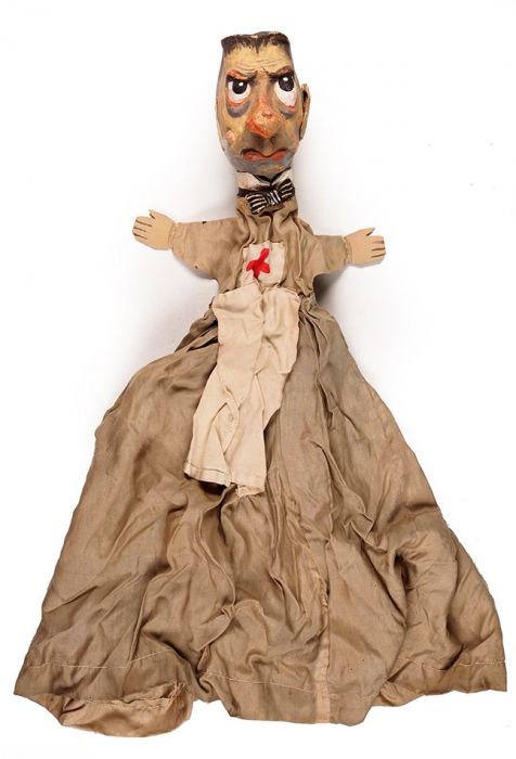 Кукла: Александр Керенский в платье сестры милосердия. [1920-1930-е гг.].