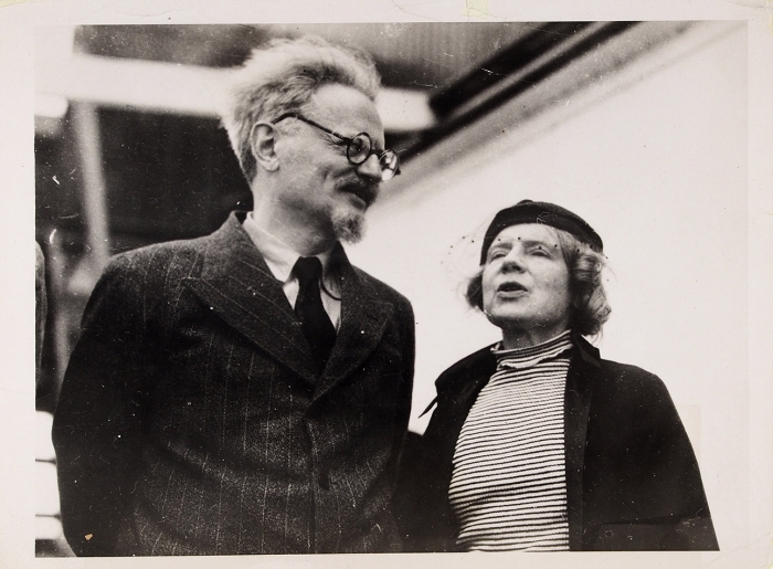 [Остановился на вилле Диего Риверы] Фотография «Лев Троцкий с женой Натальей Седовой прибыли в Мексику в январе 1937 года». Мехико, 1937.