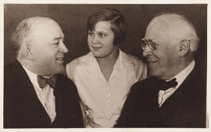 Фотография К. Станиславского с Л. Собиновым и его дочерью, с развернутым автографом Л. Собинова. Рига, 1931.