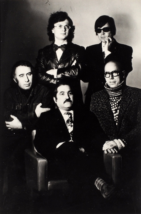 Фотография поэтической группы «Конкрет» / В. Бахчанян, Г. Сапгир, И. Холин, Э. Лимонов, Вл. Лен. М., 1971.