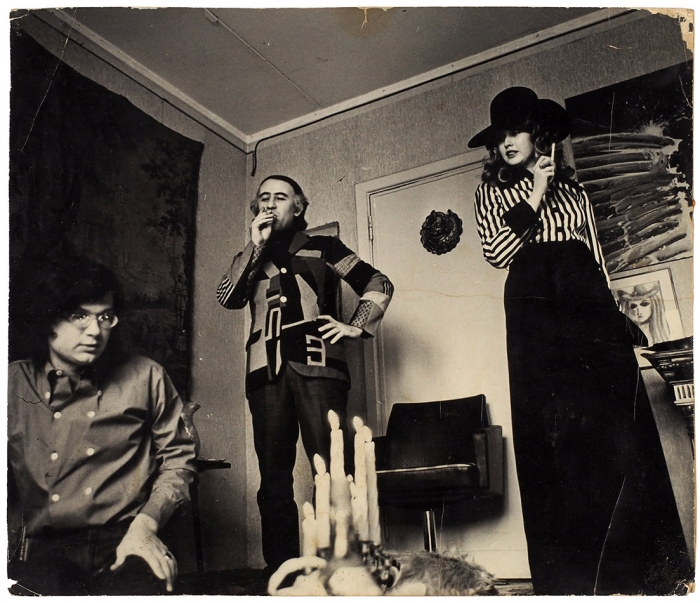 [В первой квартире Эдички и Леночки] Фотография Лимонова, Бахчаняна и Щаповой. М., 1973.