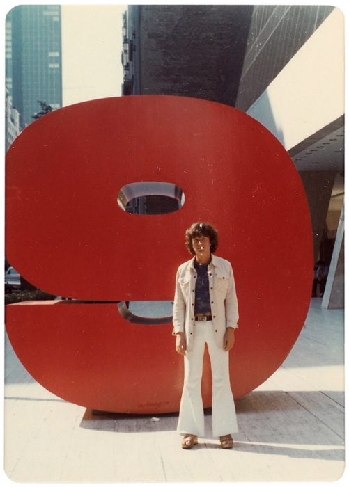 [В розовых туфлях на каблуках в 13 сантиметров, в белом костюме] Тринадцать цветных фотографий Эдуарда Лимонова в США. Нью-Йорк, 1976.