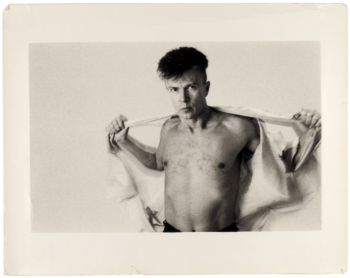 Фотография Эдуард Лимонов с голым торсом / фот. Лилиан Бирнбаум. Вена, 1974.