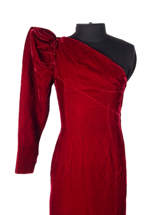 Платье коктейльное из бархата ассиметричное итальянской фирмы Fendi, принадлежавшее Елене Щаповой де Карли. 1980-е гг.