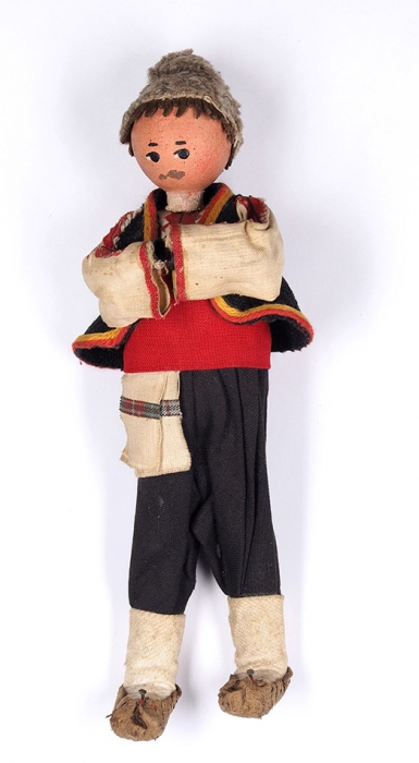 Кукла в национальном костюме. Середина ХХ века. Художественная пластмасса, ткань, кожа, бисер. Высота 21,5 см.