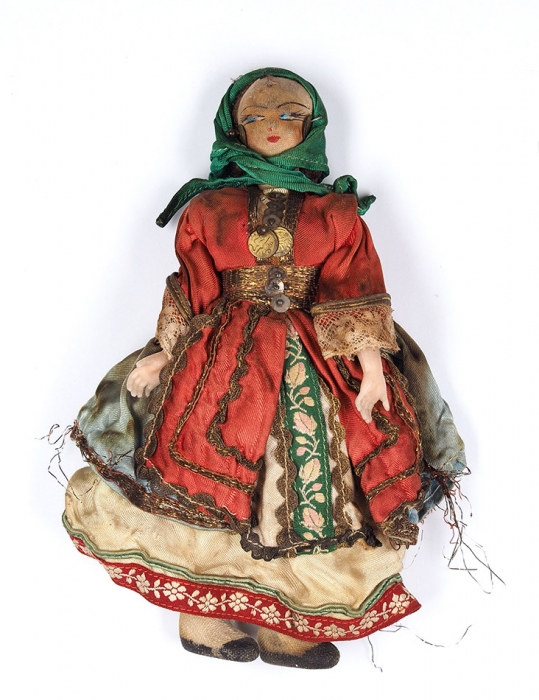 Кукла в национальном костюме. Середина ХХ века. Художественная пластмасса, ткань, кожа, пайетки, мониста. Высота 18,5 см.
