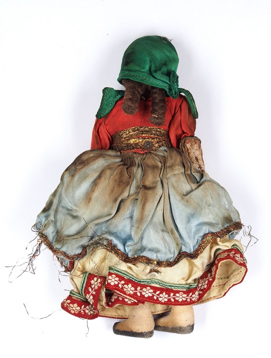 Кукла в национальном костюме. Середина ХХ века. Художественная пластмасса, ткань, кожа, пайетки, мониста. Высота 18,5 см.