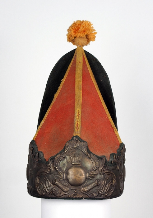 [«Налобниками медными блестя...»] Гренадерская шапка нижнего чина гвардейской пехоты (русские части гренадерских рот), периода правления императора Петра III. [Б.м., 1761-1762].