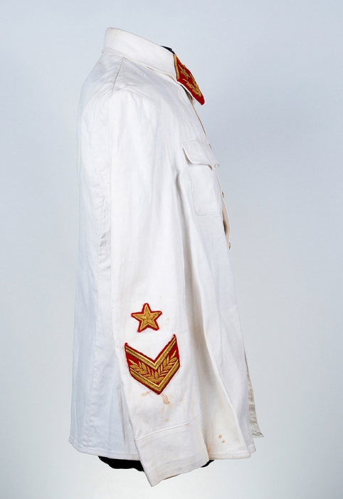 Парадный летний китель со знаками отличия, образца 1935 года, принадлежавший маршалу Совестского Союза Семену Михайловичу Буденному. [Б.м., вторая половина 1930-х гг.].