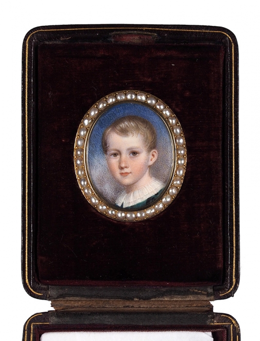 Брошь-подвеска с портретом мальчика в оригинальном футляре фирмы Picart. Франция. Середина XIX века. Кость, гуашь; золото, жемчуг. Размер броши 4,7x4 см. Размер футляра 10x8 х 2 см.