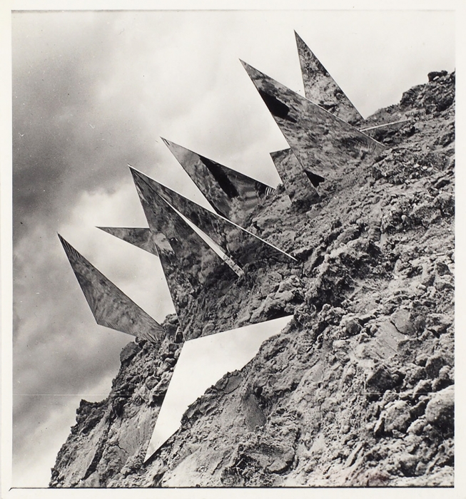 Инфанте-Арана Франциско (род. 1943) «Артефакты». Из серии «Жизнь треугольника». 1976. Фотопечать, 11,5x10,8 см.