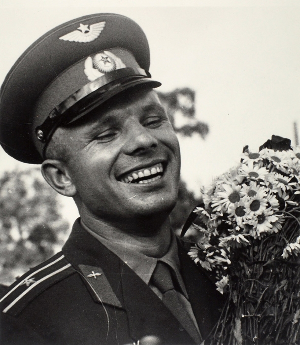 Подборка из девяти фотографий первого космонавта планеты Юрия Алексеевича Гагарина. [Б.м., 1961-1963].
