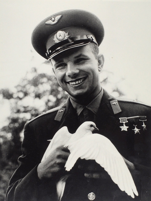 Подборка из девяти фотографий первого космонавта планеты Юрия Алексеевича Гагарина. [Б.м., 1961-1963].