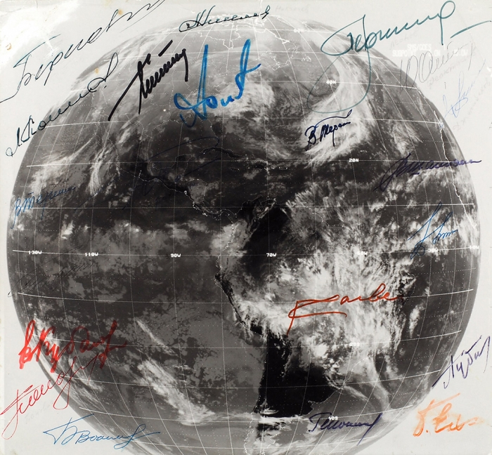 Автографы 20 советских космонавтов на фотографии земли, выполненной из космоса Г. Титовым в августе 1961 года. [после 1981].
