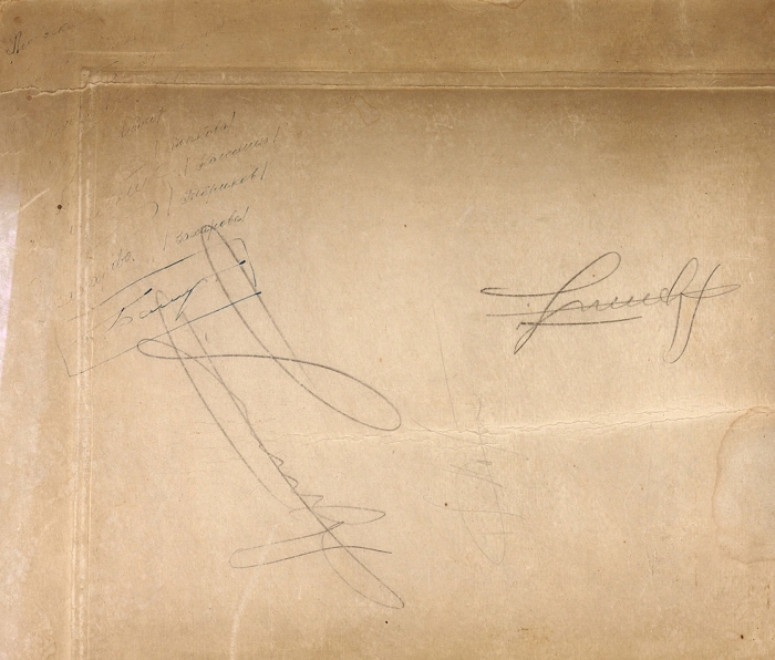 Автограф Юрия Гагарина на выпускной фотографии 10 «В» класса Чкаловской средней школы № 14. 1963.
