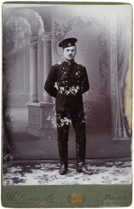 Фотография кабинетного формата «Старший унтер-офицер армейской пехоты (гренадерский корпус)». М.: Фотоателье И. Данилова, [конец 1890-х гг.].