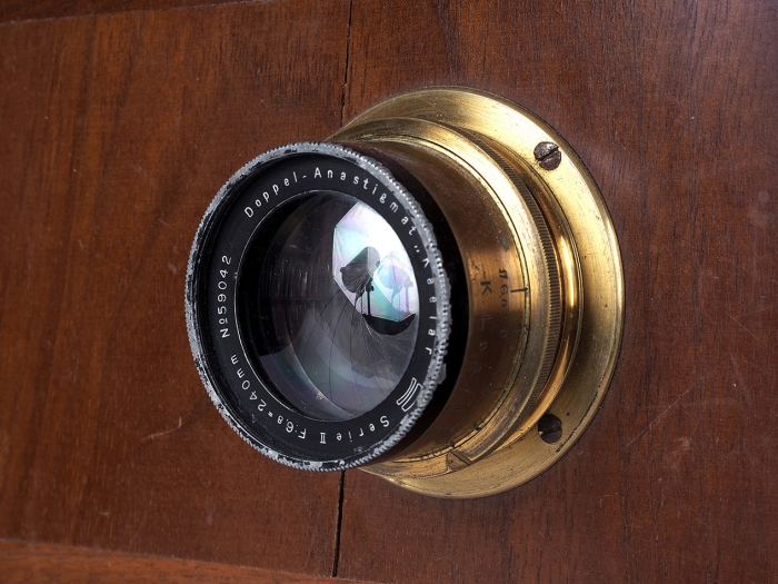 [Пионер российской фотографии] Деревянная фотокамера «Оскар Кант». № 192547 формата 18x24 см с объективом Kaelar Serie II. Предположительно конец XIX — начало ХХ века.