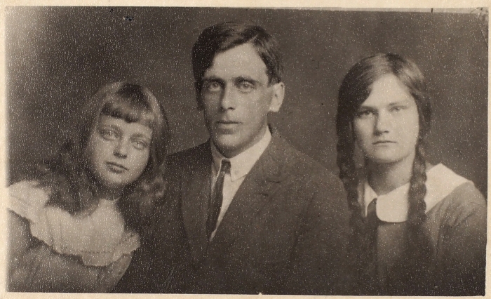 Фотография: С.Я. Эфрон с дочерью Ариадной и Ариадной Черновой-Сосинской. С автографом В.Б. Сосинского на обороте. [1922-1925].