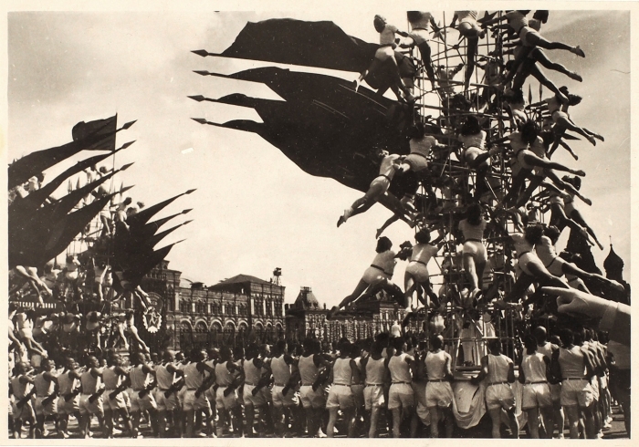 [С семью фотографиями Альперта] Лот из 24 фотографий физкультурного парада на Красной площади / фот. М. Альперт, В. Ковригин и др. М., 12 августа, 1945.