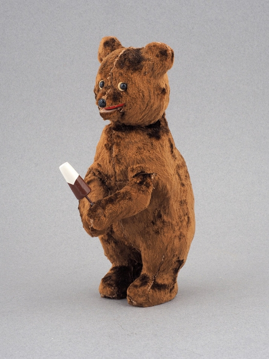 [В оригинальной коробке] Механическая игрушка «Медведь-лакомка». СССР. 1970-е — 1980-е. Дерево, ткань, метал, механизм. Высота 24 см.