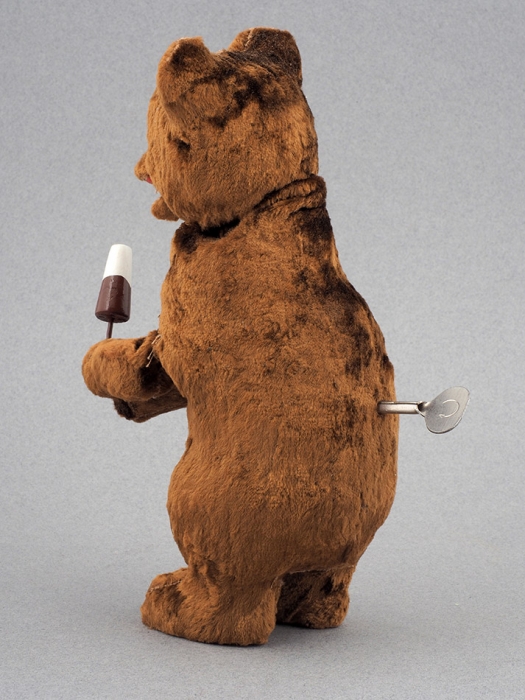 [В оригинальной коробке] Механическая игрушка «Медведь-лакомка». СССР. 1970-е — 1980-е. Дерево, ткань, метал, механизм. Высота 24 см.