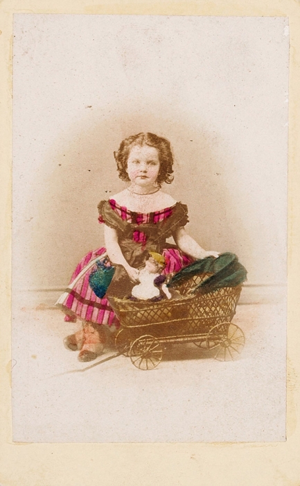Подборка из 3-х раскрашенных фотографий с детьми. Берлин; Лондон: Kunst-Verlag E. Linde & C°, 1880-е — 1900.