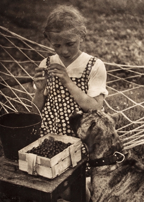 Фотография: «Друзья» (Девочка с собакой) / фот. Л. Швакин. [Л., 1938].