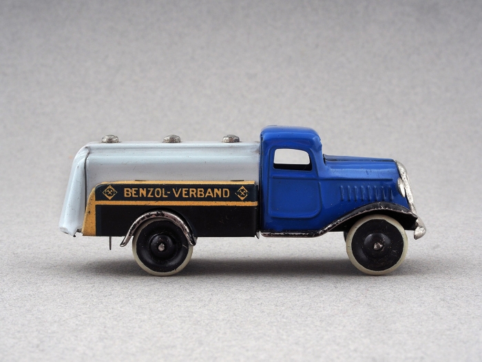 Автомобиль-бензовоз; модель № 835. Германия: Marke Lehmann; SPIELZEUG GNOM TOY, 1940-е гг.