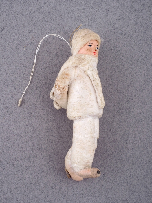 Ватная елочная игрушка «Девочка в шарфе на прогулке». СССР, 1930-1940-е гг.