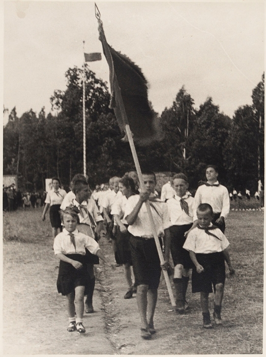 Фотография «Пионеры со знаменем». [1950-е].