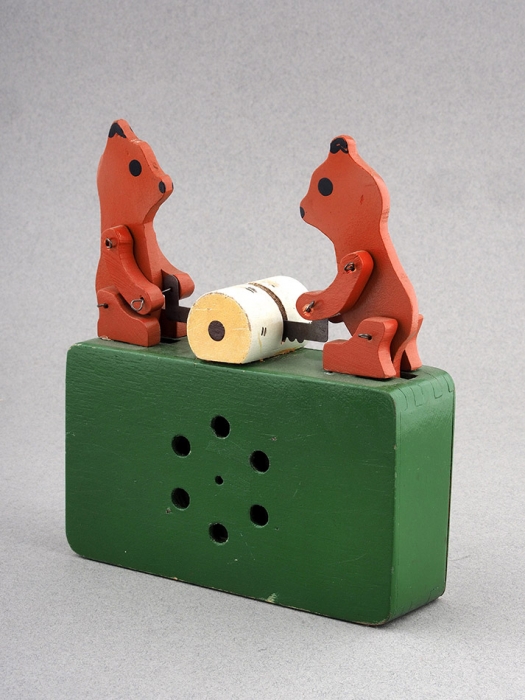 Музыкальная детская игрушка «Медведи на лесопилке». СССР, артельное производство, 1960-е гг.