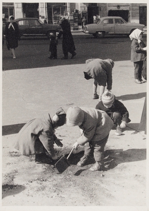 Фотография «Дети в песочнице». [1960-е].