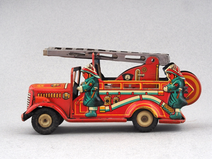 Металлическая инерционная игрушка: Пожарная машина с катушкой для шланга. Япония, [1960-е].