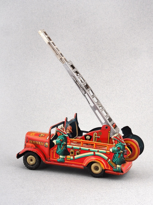 Металлическая инерционная игрушка: Пожарная машина с катушкой для шланга. Япония, [1960-е].