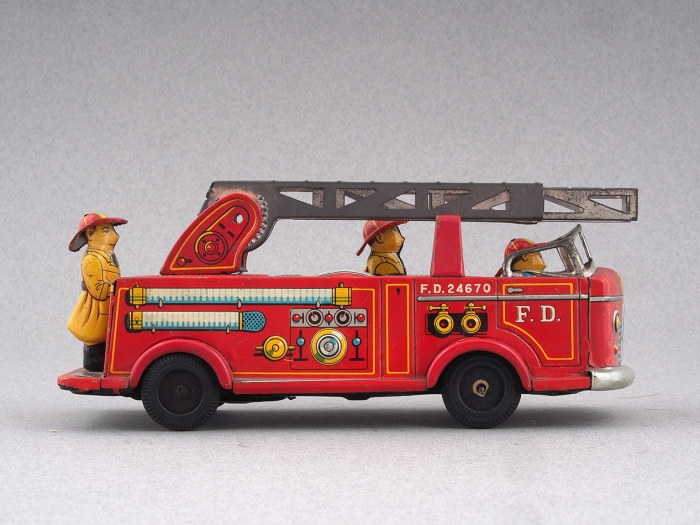 Металлическая инерционная игрушка: Пожарная машина F.D. 24670. [Япония, 1960-е].