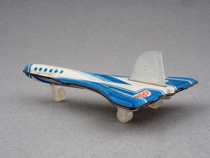 [Аэрофлот быстрее звука...] Сверхзвуковой самолет Ту-144: игрушка. Л.: Завод металлоизделий, 1970-е гг.
