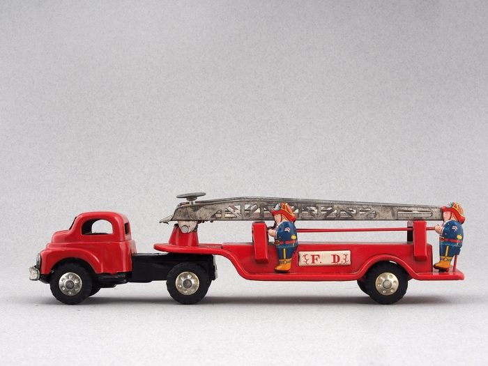 Инерционная металлическая игрушка: Пожарная машина с отделяющимся прицепом. Япония, [1970-е].