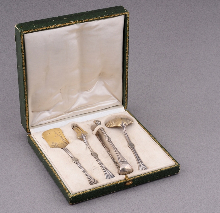 Десертный раздаточный набор: щипцы, ложка, лопатка, вилка. Франция, фирма Christofle, 1960-е гг.