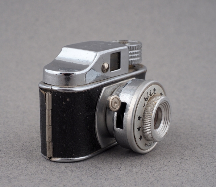 [Искаженный микропленкой ГУМ стал маленькой избенкой...] Микрофотоаппарат пленочный Hit в футляре. Япония, 1960-е гг.
