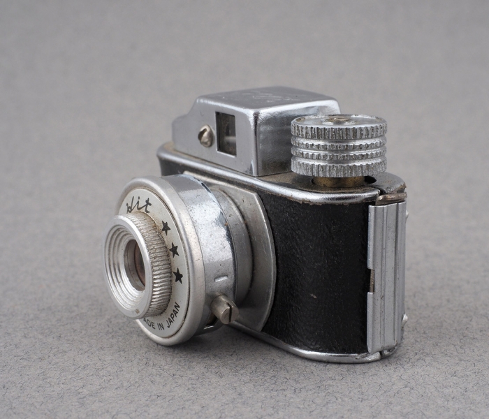 [Искаженный микропленкой ГУМ стал маленькой избенкой...] Микрофотоаппарат пленочный Hit в футляре. Япония, 1960-е гг.