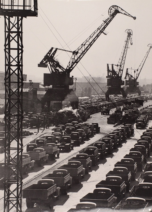 Фотография «Колонны автомобилей на автозаводе» / фот. Б. Трепетов. [1960-е].