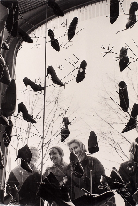 Фотография «Витрина обувного магазина» / фот. Б. Трепетов. [1960-е].
