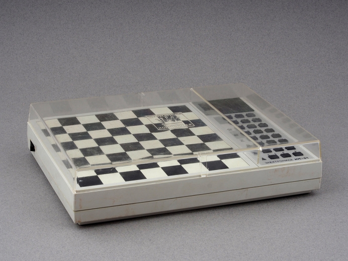 Шахматный компьютер «Электроника ИМ-01». Л.: Объединение электронного машиностроения «Светлана», 1991.