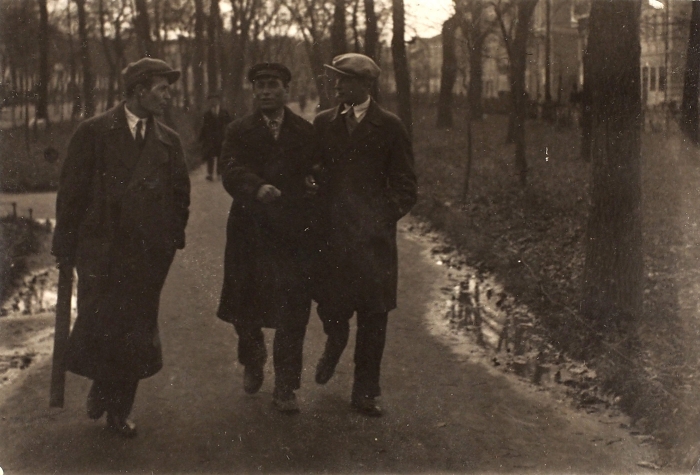 Лот из четырех членских билетов художника Я.В. Титова. Фотография Титова с коллегами. [М.], 1931-1937 гг.