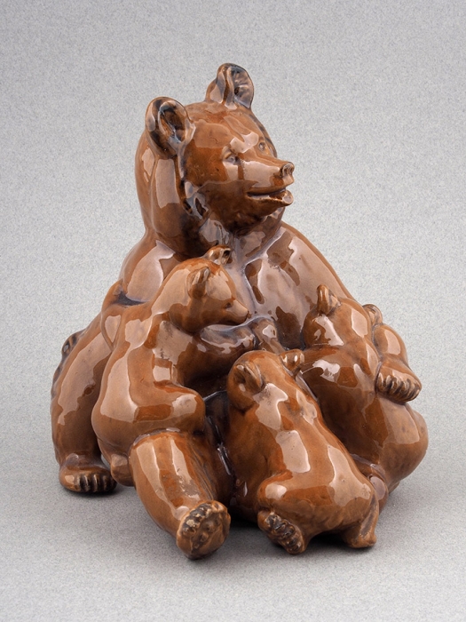 Скульптура «Медведица с медвежатами». СССР, Гжель. 1960-е. Керамика, поливы. Высота 23 см.