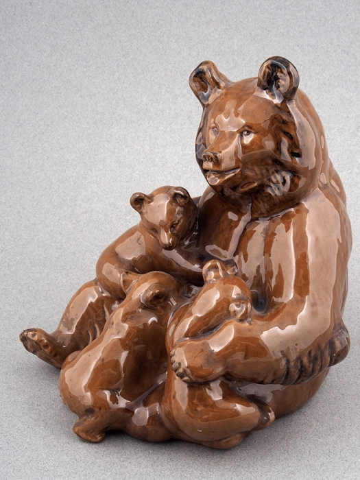Скульптура «Медведица с медвежатами». СССР, Гжель. 1960-е. Керамика, поливы. Высота 23 см.