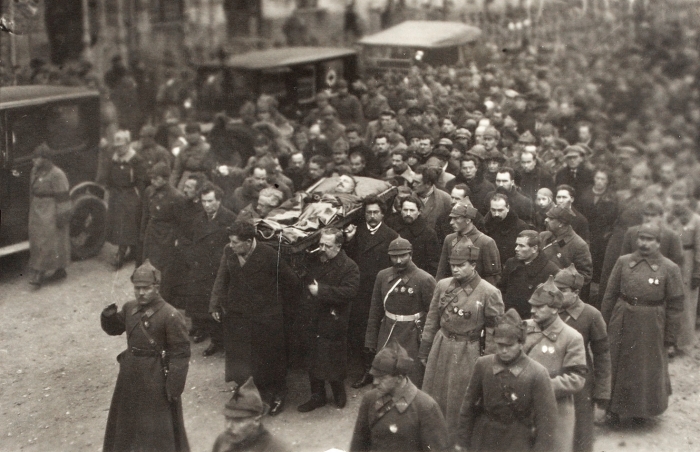[Половину скоро расстреляют] Фотография похоронной процессии М.В. Фрунзе. М., 1926.