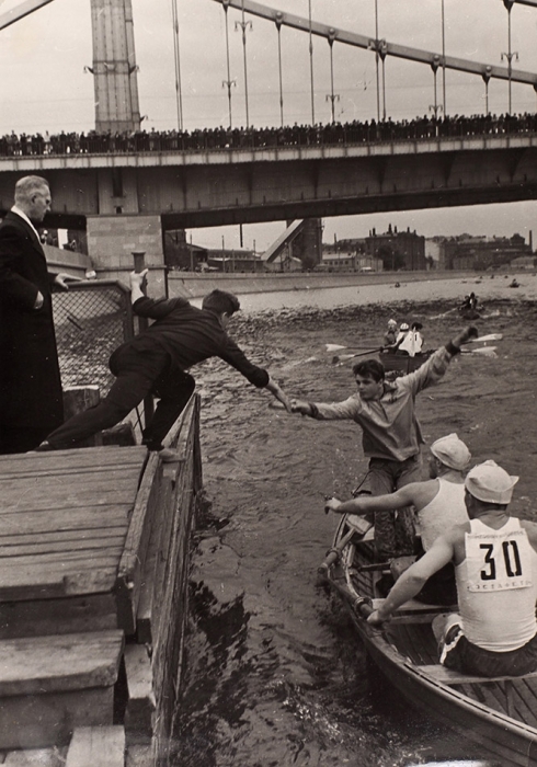 Фотография «Лодочная эстафета у Крымского моста» / фот. Б. Трепетов. [1960-е гг.].