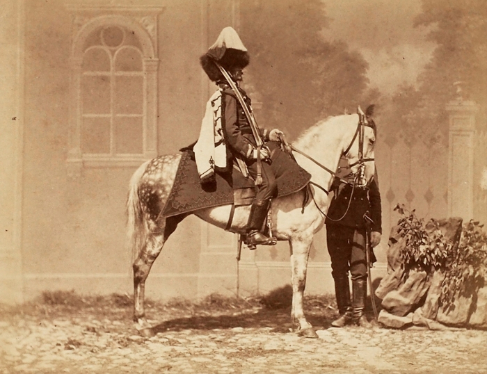 Фотография «Рядовой лейб-гвардии Гусарского Его Величества полка в парадной форме». [Франция, середина 1860-х гг.].